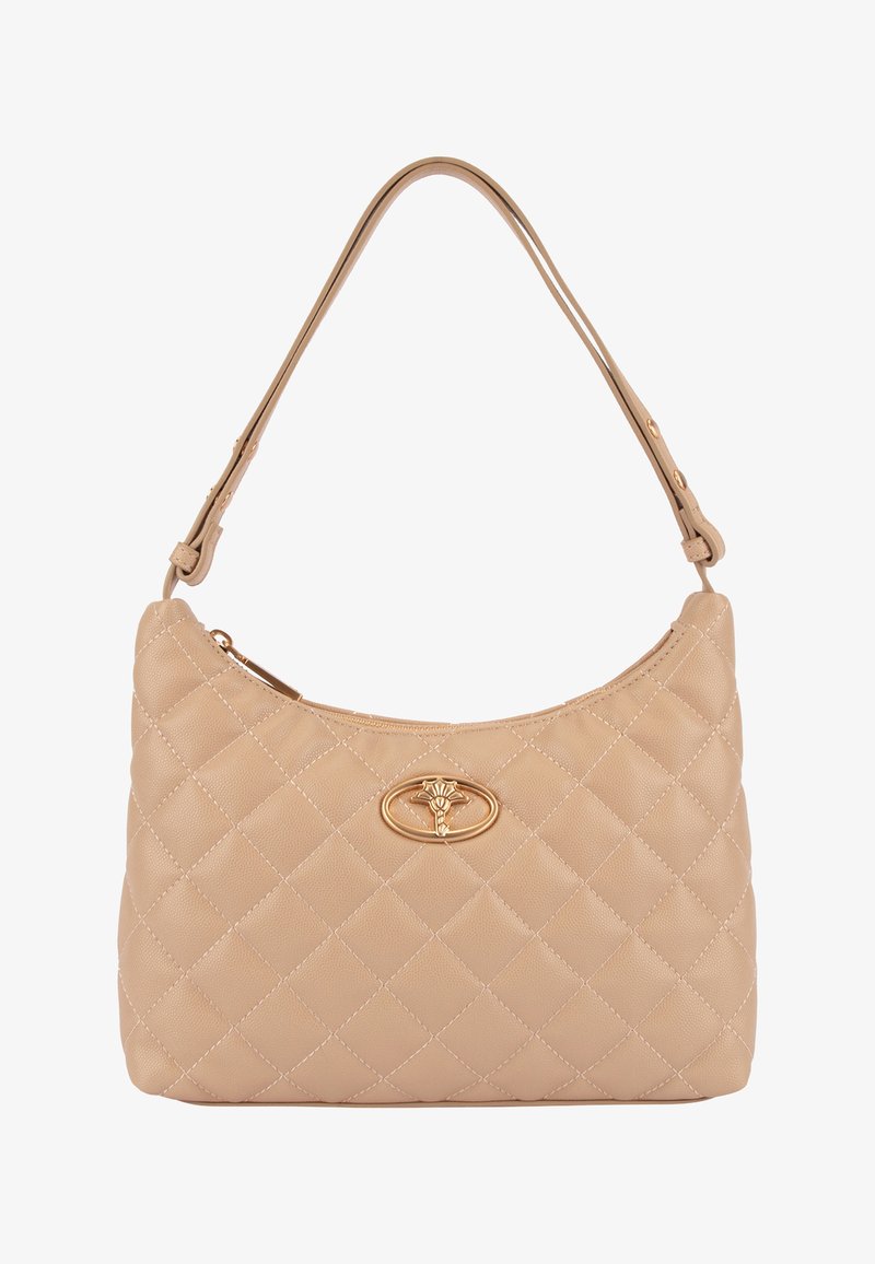 Bolso beige acolchado con una correa de hombro ajustable y un emblema floral dorado en el centro frontal.