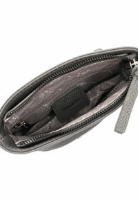Borsa in pelle grigia con un'esterno texturizzato, chiusura con zip e un interno a motivo con scomparti e un'etichetta.