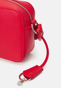 LIU JO CAMERA CASE - Handbag - strawberry