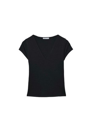 Sort tætsiddende T-shirt med korte ærmer og V-hals samt en lille stofetiket bagpå inden i halsudskæringen.