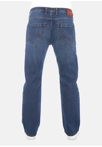 Jeans in denim blu scuro con taglio dritto, dotati di due tasche posteriori e una toppa in pelle marrone sulla vita. Dettagli di cucitura classici.