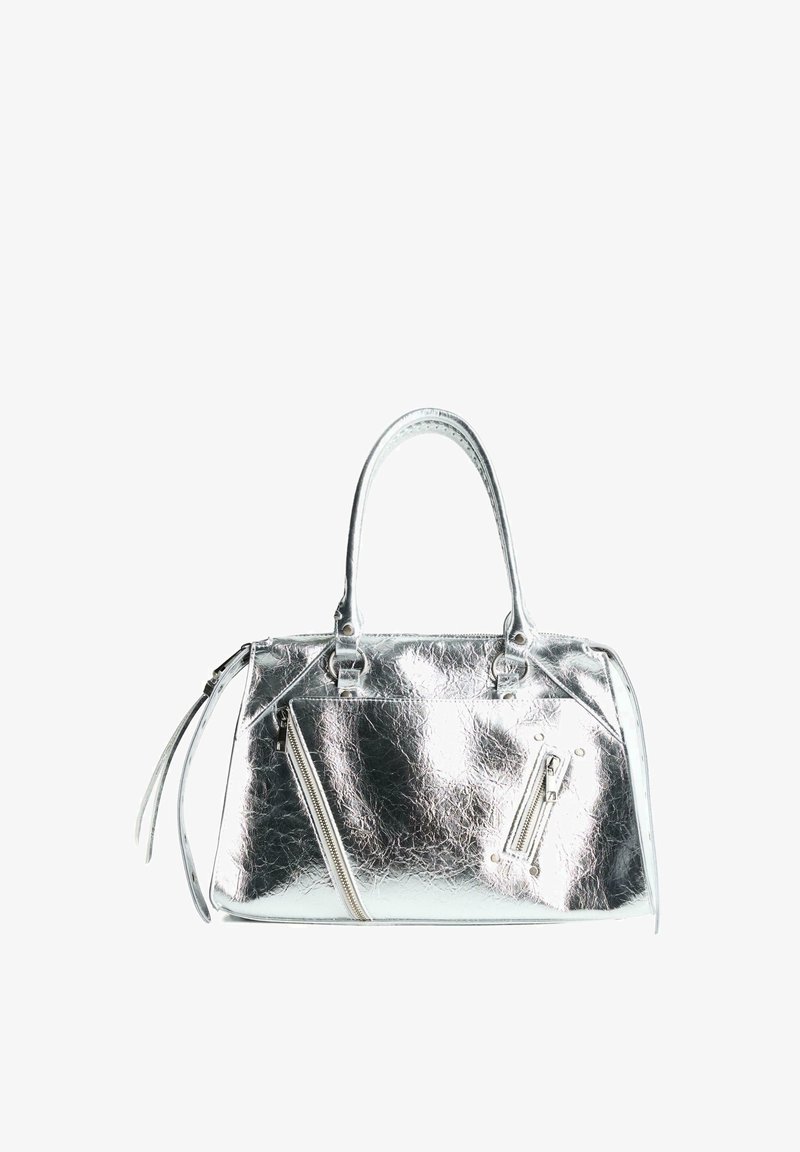 Metaliczna srebrna torba o sztywnym kształcie, z dwoma uchwytami na górze i kieszeniami zapinanymi na zamek z przodu. Gładka, błyszcząca tekstura.