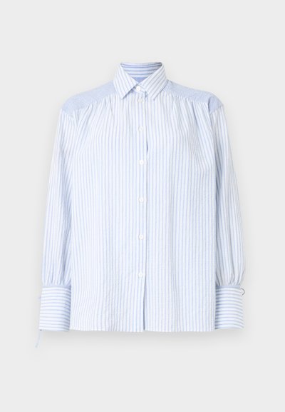 Vaaleansininen raidallinen napillinen paita, jossa on kaulus, puffattuja hihoja ja joustavat hihansuut. Tekstuuriset olkapään korostukset tekevät kontrastin sileälle kankaalle.