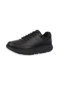 Zapatillas deportivas negras con un exterior de cuero suave, puntera redondeada, collar acolchado y suela de goma texturizada con tacos prominentes.