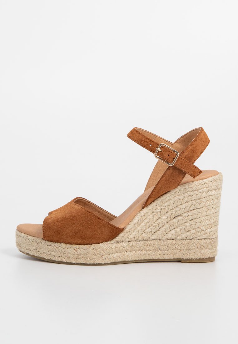 Kanna Sandalen met sleehak bruin