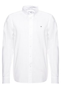 Wit overhemd met lange mouwen en knoopsluiting, met een puntige kraag, een klein zwart logo op de linkerborst en een gladde katoenen textuur.