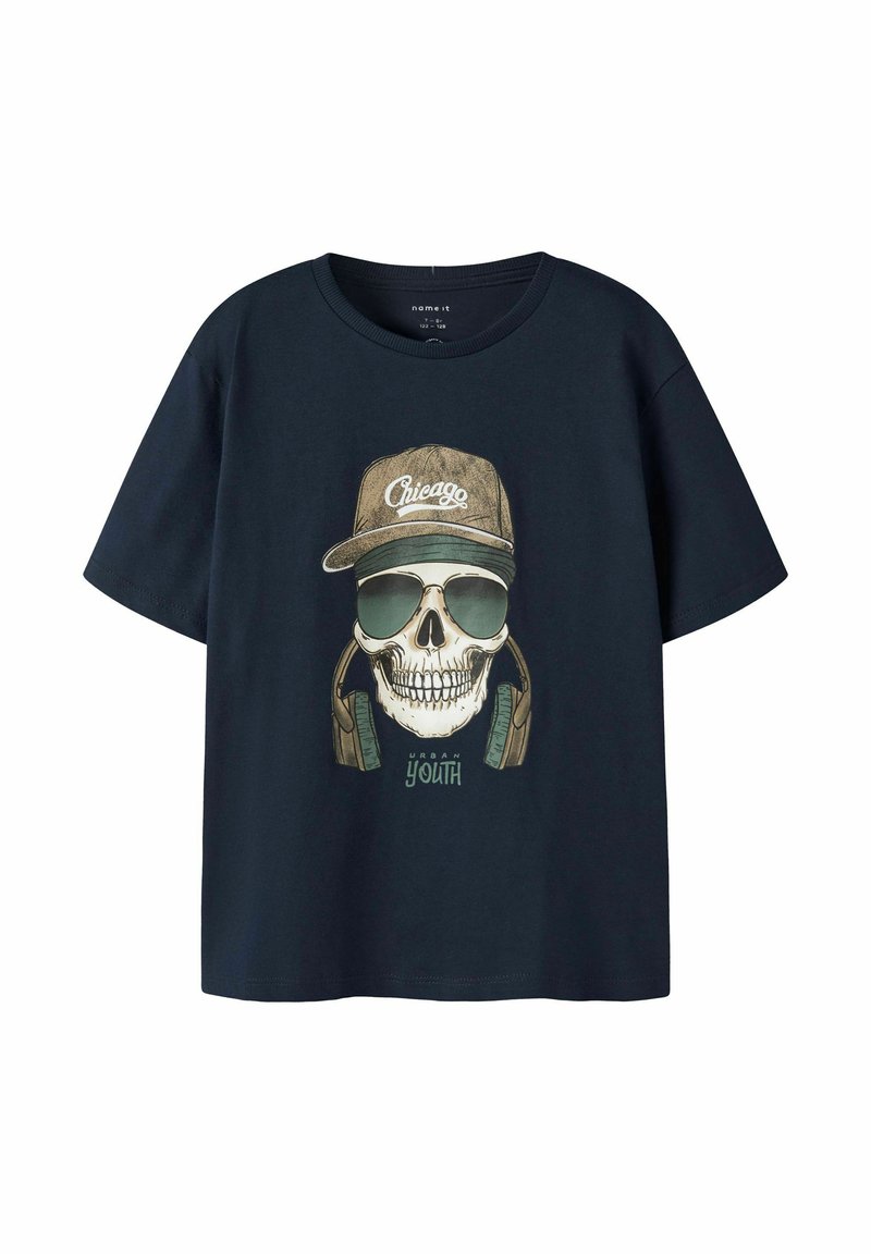 Zwarte katoenen t-shirt met een grafisch ontwerp van een schedel die een zonnebril en een pet met "Chicago" draagt, vergezeld van hoofdtelefoon en de tekst "URBAN YOUTH."