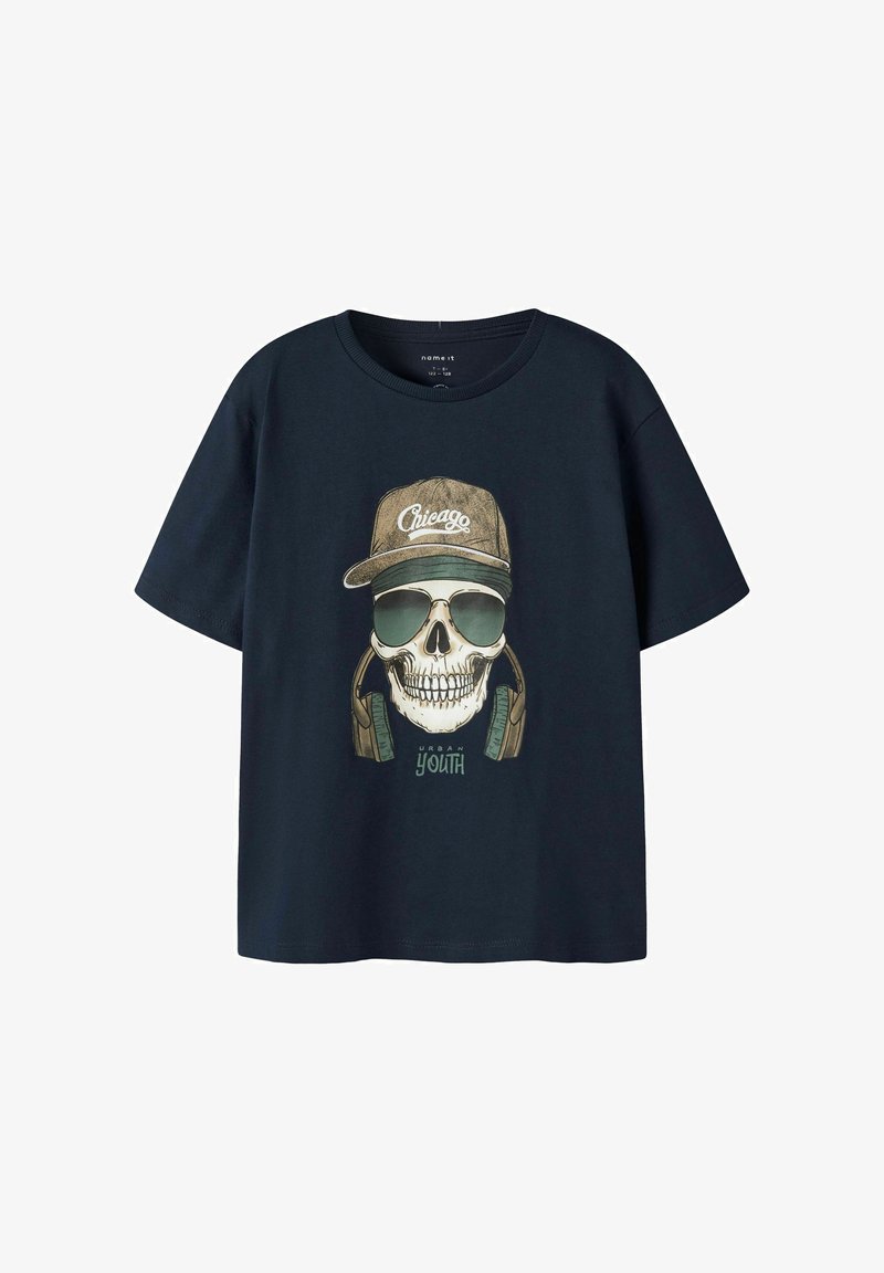 Juodas medvilnės marškinėliai su grafika, vaizduojančia kaukolę, nešančią akinius nuo saulės ir kepurę su žodžiu "Chicago", kartu su ausinėmis ir tekstu "URBAN YOUTH."