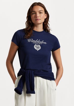 WIMBLEDON CREST COTTON JERSEY TEE - T-Shirt print - refined navy