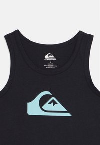 Svart linne med en stor blå och svart Quiksilver-logotyp. Materialet verkar mjukt med en slät textur, designat för en vanlig passform.