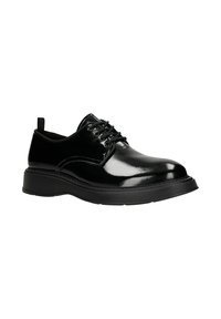 Scarpa stringata in pelle nera con finitura lucida, punta rotonda e suola in gomma testurizzata. Presenta sei occhielli e un tacco basso.