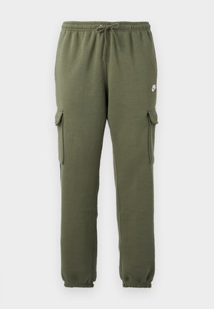 Pantalons cargo vert olive avec taille élastique, fermeture à cordon, poches latérales et logo de la marque sur la cuisse. Tissu en mélange de coton lisse.