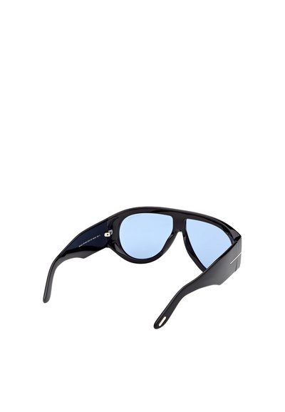 Mustat aurinkolasit, joissa on tyylikäs ja kulmikas muotoilu. Siniset linssit ja kiiltävä pinta. Korostettu pienellä logolla varsiosassa.