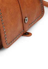 Borsa a tracolla in pelle marrone con angoli arrotondati, dettagli in metallo argentato lungo i bordi e chiusura a scatto decorativa. Texture liscia.