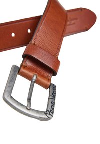 Cinturón de cuero marrón con un acabado texturizado, que presenta una hebilla rectangular de metal plateado grabada con "Pepe Jeans". El cinturón tiene agujeros visibles.