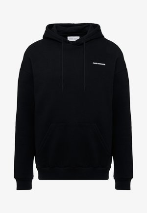 Czarna bluza z kapturem, wykonana z miękkiego materiału, z przednią kieszenią, z białym nadrukiem tekstowym, który brzmi "FAKE ROMANCE" na lewej stronie klatki piersiowej.