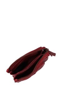 Rød læderpung med to lynlåslommer, som har en tekstureret overflade og kontrasterende metal lynlåse.