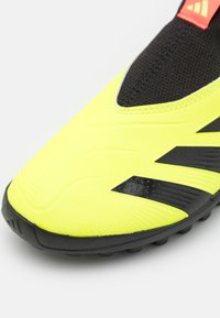 adidas Performance PREDATOR LEAGUE LL TF - Botines de fútbol para césped - team solar yellow 2/core black/solar red