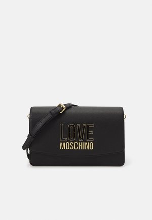 Czarna torba na ramię z złotą klamrą i słowami "LOVE MOSCHINO" dużymi złotymi literami na przedniej klapie.