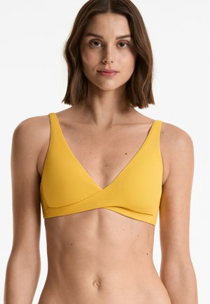 Gelbes, geripptes Bikini-Oberteil mit V-Ausschnitt und breiten Trägern, das ein Wickeldesign und glatte Texturen aufweist. Keine Beschläge oder Verzierungen.