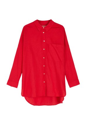 Czerwona lniana koszula z długim rękawem, z kołnierzykiem zapinanym na guziki, kieszenią po lewej stronie i zaokrąglonym dolnym brzegiem. Guziki są białe i okrągłe.