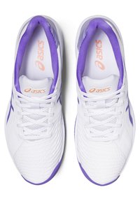 Baskets blanches avec des accents violets, tige en mesh, design texturé et lacets plats. Logo visible sur la languette et sur les côtés.