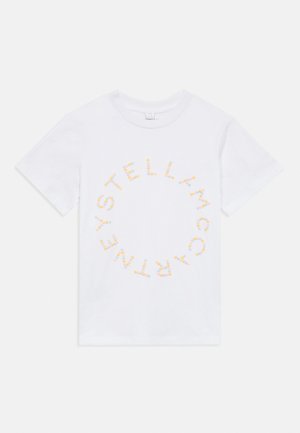 Biała koszulka z krótkim rękawem i okrągłym dekoltem, z pastelowym, okrągłym napisem "Stella McCartney" na przodzie.