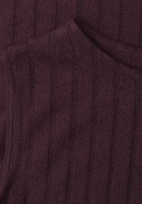 Gros plan sur un tissu tricoté côtelé violet foncé avec des rayures verticales et un col arrondi.