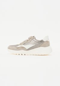 Sneakers med en blanding av lysegrå semsket skinn og metalliske detaljer. Har en hvit gummisåle og teksturert sidepanel. Klassisk snøring design.