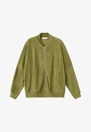 Olivgrüne Fleece-Jacke mit Reißverschluss, gerippten Bündchen an Ärmeln, Kragen und Saum sowie zwei vorderen Eingrifftaschen.