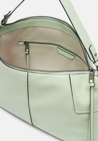 Borsa a tracolla in pelle verde menta con chiusura con zip, dotata di una tasca interna e di una superficie liscia. Design semplice con dettagli di cucitura.