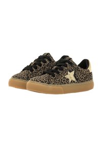 Sneaker con stampa leopardata, lacci neri, accento a stella dorata e suola di gomma. Parte superiore in tessuto morbido e pannelli laterali testurizzati per un tocco di dettaglio in più.