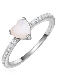 Strieborný prsteň s opálom v tvare srdca uprostred, doplnený pásikom drobných guľatých zirkónií. Hladký, leštený povrch.