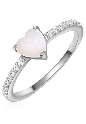 Ezüst gyűrű szív alakú opál középkővel, apró, kerek cirkónia kövekkel díszített szalaggal. Simított, polírozott felület.