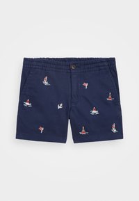Marinblå badshorts i bomull, prydda med broderade segelbåtar och flaggor i olika färger; elastisk midja med knappstängning.