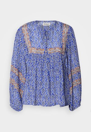 Blauwe blouse met een patroon, gemaakt van lichtgewicht stof. Heeft lange mouwen, plooidetails en gekleurde geometrische accenten.