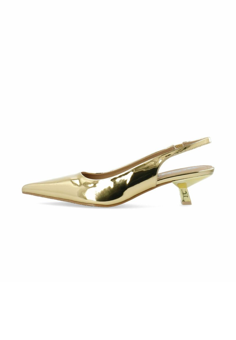 Zapato de charol dorado, tipo slingback, con punta afilada y tacón bajo y angular. Textura suave con un brillo sutil y hardware mínimo.