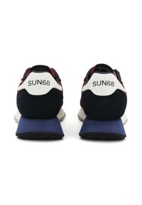 Un paio di sneakers navy, bianche e marsala con tacco a cuneo blu, viste da dietro, con il marchio "SUN68" sui tappi dei talloni.