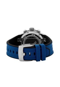 Montre avec un bracelet en caoutchouc bleu, dotée d'un boîtier en acier inoxydable argenté, de fonctions chronographe et d'un fond noir texturé avec des détails gravés.