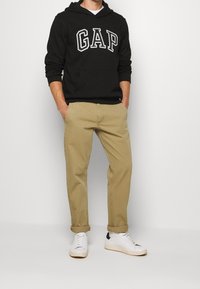 GAP Jersey con capucha - black