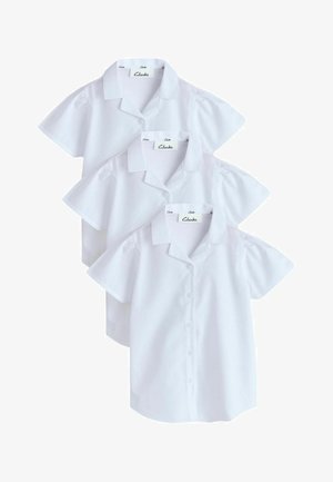 Tres camisas blancas de manga corta con botones y cuello, apiladas verticalmente, mostrando las etiquetas de marca dentro del cuello.