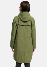 Khaki groene parka jas met een capuchon, voorzien van een rugflap, zijzakken en een taille die aansnoert voor een relaxte pasvorm. Glad, waterproof materiaal.