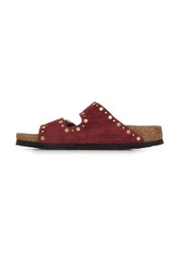 Sandale Birkenstock à glissière en suede bordeaux avec des clous dorés, semelle en liège et semelle extérieure noire, vue de côté.