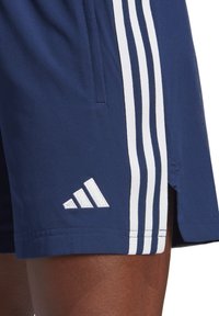Marine sport shorts van lichtgewicht stof, met witte zijstrepen en een geborduurd logo. Inclusief zakken en een split aan de zoom.