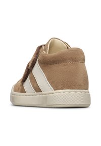 Sneaker alta in suede marrone con strisce bianche, finitura testurizzata e suola in gomma. Presenta una punta arrotondata e un colletto imbottito alla caviglia.