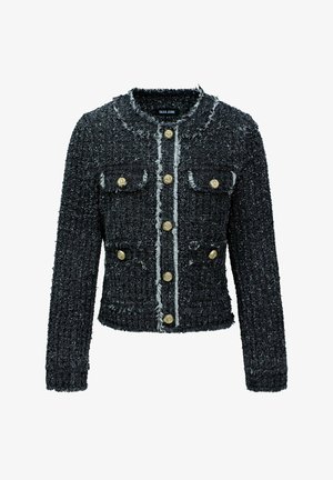Chaqueta negra texturizada con botones dorados, que cuenta con un cuello, dos bolsillos frontales y un dobladillo deshilachado. Costura decorativa a lo largo del frente.