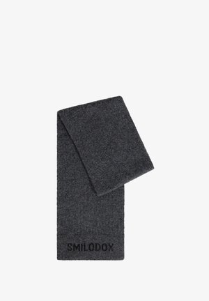 Mørkegrå strikket tørklæde med ribbet tekstur og en "SMILODOX"-logo i den ene ende. Blødt stof i rektangulær form.