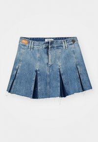 Denim mini skjørt i lyseblå, med plisserte detaljer, rå kant og merket lærlapp på livet. Glidelås- og knappelukking.