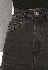 ONLY Petite ONLINC HOPEEX HI WIDE LEG REAPET - Calças de ganga de corte relaxado - black denim