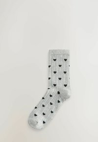 Șosetă gri cu dungi, cu mici modele negre în formă de inimă, distribuite uniform pe întreaga suprafață.